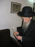 הגרי''ג אדלשטיין בבדיקת חמץ (1).jpg
