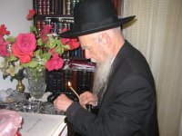 הגרי''ג אדלשטיין בבדיקת חמץ.jpg