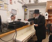 רבינו קונה במאפיית הצבי כהכרת הטוב על השהות במרחב המוגן (1).jpeg