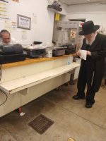 רבינו קונה במאפיית הצבי כהכרת הטוב על השהות במרחב המוגן (2).jpeg