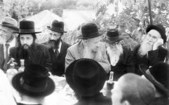 מס 8 החזון איש עם הרב דסלר והרב וואזנר.jpg