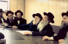 הרב וואזנר לידו האדמור מבאבוב.jpg