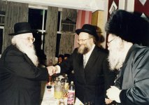 הרב_חיים_גריינמן_לוחץ_ידיו_של_הרב_שלמה_שטנצל.pdf.jpg