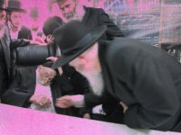 התמונה_האחרונה-_לוחץ_יד_להרב_יצחק_שורץ_ר_י_סלבודקא.jpg