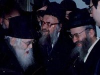 הרב_מרדכי_מן_עם_הרב_שך_והרב_מ.ש._שפירא.jpg