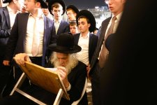 רבינו מרן ראש הישיבה  בכותל המערבי.jpg