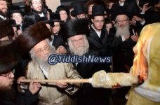 גאבד העדה החרדית מדליק.jpeg