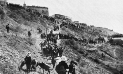 עלייה-יהודית-לרגל-למירון-צילום-משנה-1920 (1).png