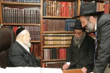 יו''ר אגודת אתרא קדישא אצל הרב עובדיה יוסף ז''ל עם אריה דרעי.jpg