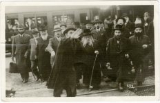 האמרי אמת מגיע לכנסיה הגדולה.jpg