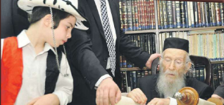 רמיל בקריאת המגילה.png