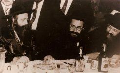 משמאל בצעירותו.jpg