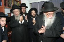 בעל החדושים ובאורים מרן הגרחש גריינימן (3).jpg