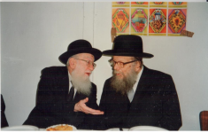 מס 137 מימין רבי שלמה וולבה עם רבי גדליה אייזמן.png