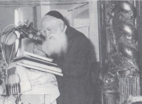 הרב כהנמן בשיעור בישיבה.png