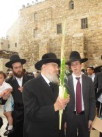 הרבמ בסוכות.jpeg