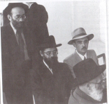 הרב שך מאחור ר' גדליה אייזמן.png