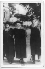 מס 138 רבי יוסף צבי דושינסקי בכנסיה הגדולה במארינבאד מימינו רבי יהושע בוקסבוים רבה של גאלאנטה...jpeg