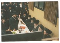 מרן-שליטא-יושב-בשולחנו-הטהור-של-כק-מרן-אדמור-זיע-בסעודת-הילולא-של-זקינם-אבי-השושלת-כק-מרן-אדמו...jpg