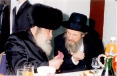 מרן-שליטא-בשיחה-עם-כק-מרן-אדמור-מסטריקוב-זיע-בשמחת-נשואי-נכדו-1-1024x675.jpeg