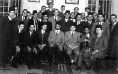 תמונה-של-מתפללי-בית-הכנסת-אהבה-ואחווה-בעיר-קהיר-מצרים.-במרכז-יושב-הרב-עובדיה-יוסף-ולצידו-דוד-...webp