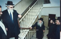 הפני מנחם בחדר המדרגות עם רבי עובדיה.jpg