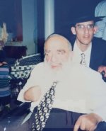 בביתו-של-תלמידו-חביבו-הגאון-רב-שמעון-גבאי-זצל-בנתניה-לצידו-בנו-שבדלח-הרב-חנניה-גבאי-שליטא-1.jpg