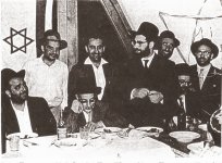 מרן בציון רשבי משמאל חכם בן ציון ואחריו יושב ראש הישיבה רבי יהודה צדקה זצל.jpg