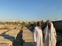 ביומא-דהילולא.-הרב-ישראל-מאיר-גבאי-עם-המדריך-העיראקי-בחלקת-הבן-איש-חי-בבית-הקברות-בבגדד.jpg