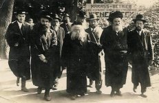 Imrei_Emes_entourage1.jpg