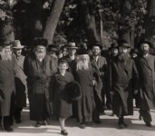 אמרי אמת עם הפני מנחם.jpg