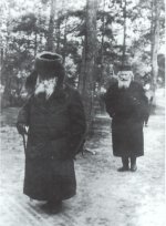 רבי-אברהם-מרדכי-אלתר-האדמור-מגור-בעל-האמרי-אמת.-מאחוריו-הולך-משמשו-ר-בונים-לאבל.jpg