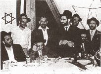 מרן בציון רשבי משמאל חכם בן ציון ואחריו יושב ראש הישיבה רבי יהודה צדקה זצל.jpg
