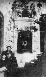 תלמידי-ראדין-למרגלות-ארון-הקודש.d110a0.webp