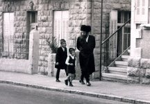 הפני-מנחם-מגור-זצל-צועד-ברחובות-ירושלים-יחד-עם-בניו-רבי-שאול-ורבי-יצחק-דוד.jpg