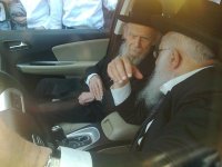 מרן הגרב''ד עם מרן הגרי''ג ברכב.jpg