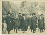 האמרי אמת לצדו בניו הבית ישראל והלב שמחה.jpg