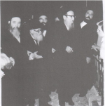 הרב שך עם המנחת יצחק.png