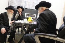 מסעו ההיסטורי של רבינו מרן הגאב''ד שליט''א לחיזוק הדת בגולה (9).jpg