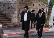 מרן שר התורה והתפילה רבי ישראל יצחק קלמנוביץ בלוית הגאון הגדול רבי יהודה בויאר.png