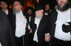 מרן שר התורה והתפילה הגאון הגדול רבי ישראל יצחק קלמנוביץ בלוית אשתו הרבנית ציפורה.png