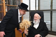 רבינו מקבל קציר חיטים מהעסקן הרה''ח ר' אהרן יוסף קורניצר ממאפיית טיב המצות (1).jpg
