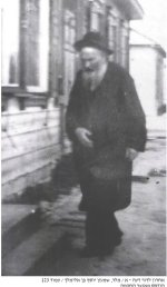 רבי אלחנן בפתח ישיבתו.jpg
