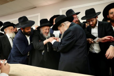 בריקוד בחתונת נין מרן הגר''ד לנדו.png