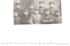 שמולאביץ רח ותלמידיו.jpg