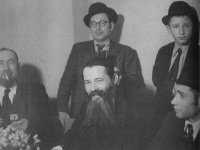 הרב שטיינמן בחתונתו מימין.jpg