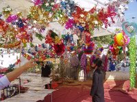 PikiWiki_Israel_23354_Sukkah_ornaments_market_in_Bnei_Brak.JPG