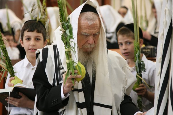 בהקפות באהל קדושים.JPG