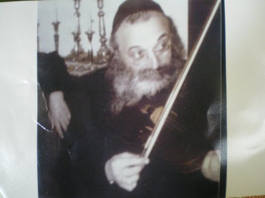 עם כינור.jpg