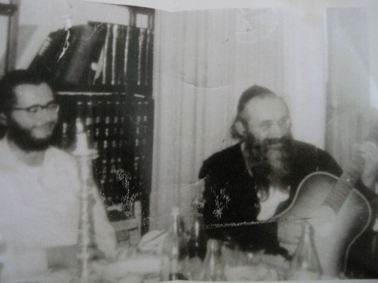 עוד עם גיטרה.jpg